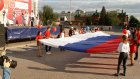 На центральной улице Пензы развернули огромный флаг России
