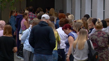 В Пензе родители с раннего утра встали в очередь у художественной школы