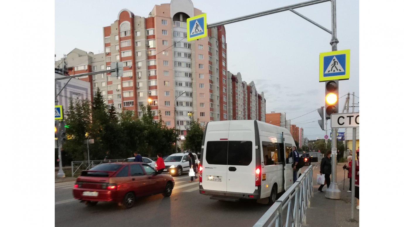 Работа светофора на ул. Кижеватова привела пензенца в недоумение