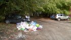 На улице Луначарского люди складывают мусор прямо на обочине