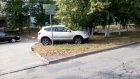 Водитель посчитал газон у мэрии Пензы лучшим местом парковки