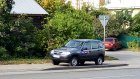 На ул. Космодемьянской водитель оттеснил пешеходов на газон