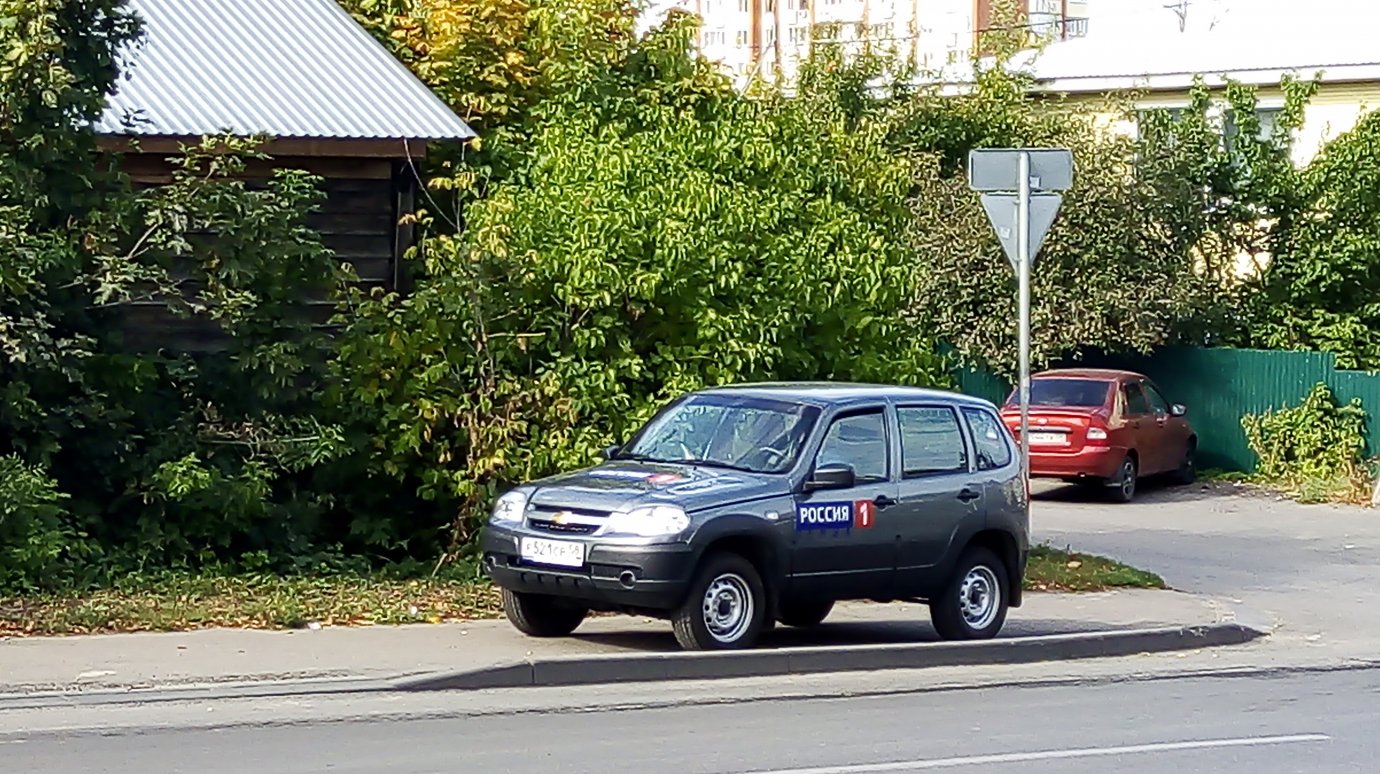 На ул. Космодемьянской водитель оттеснил пешеходов на газон