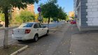 Водитель «Лады» превратил в парковку тротуар на ул. Горького
