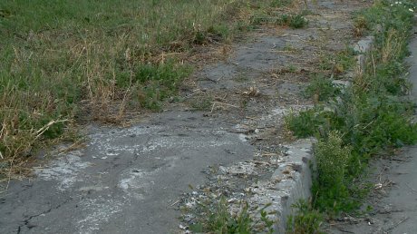 На ул. Натальи Лавровой слабая сеть канализации не удерживает стоки