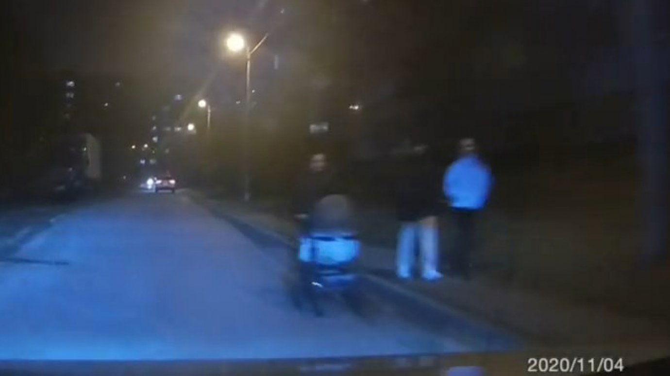 В Пензе прогулка женщины с коляской возмутила водителя