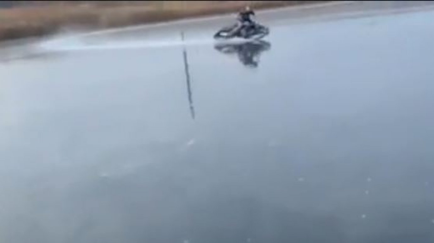 Шоу с риском для жизни: пензенец проехал по льду на мотоцикле