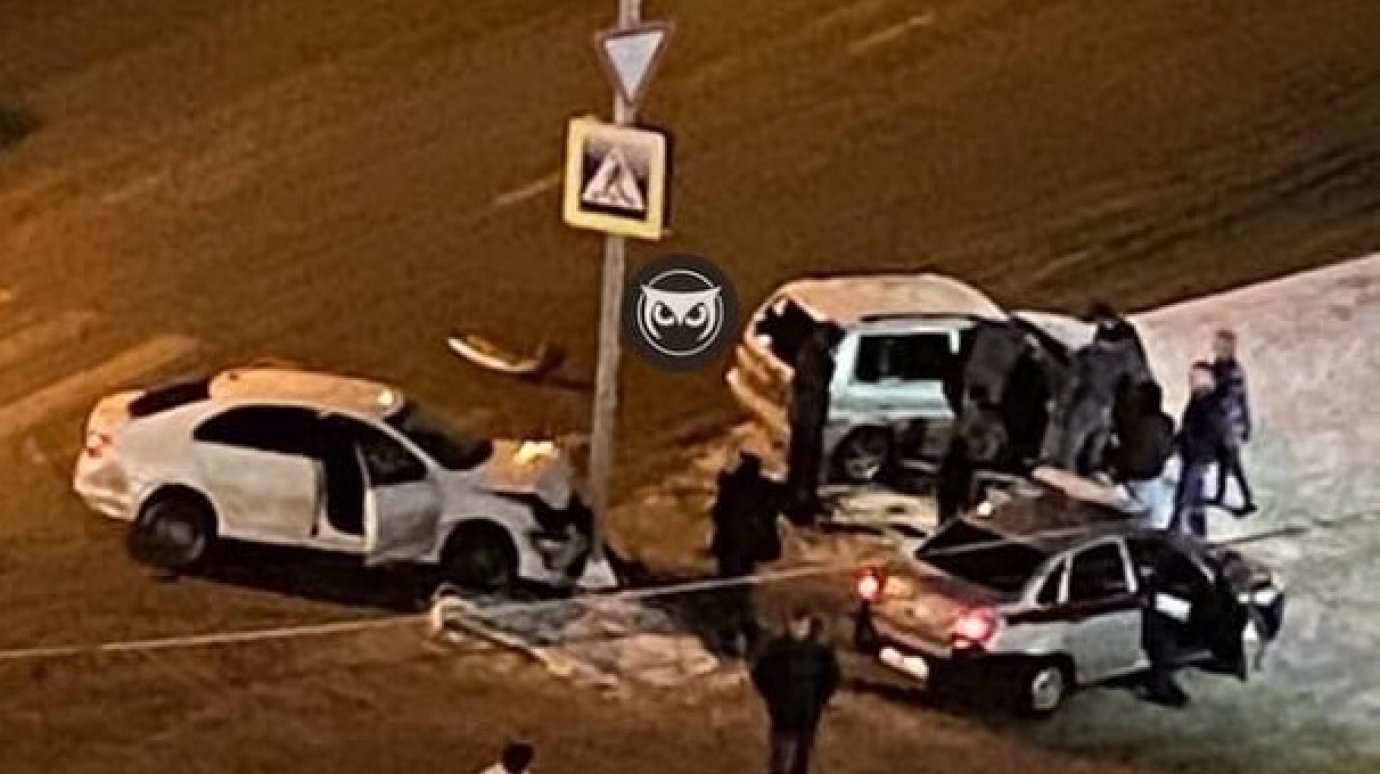 В Пензе Mazda после столкновения с автомобилем Skoda врезалась в столб