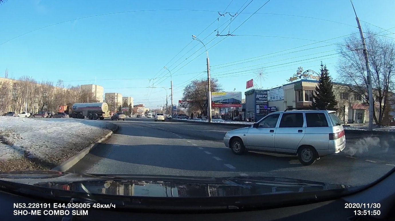 Водитель «Лады» едва не устроил ДТП на кольце проспекта Победы