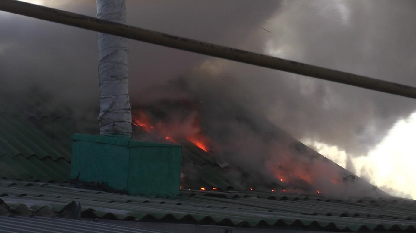 В Каменке спасатели потушили горевший чердак частного дома
