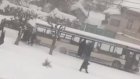 В Пензе пассажиры вытолкали застрявший автобус