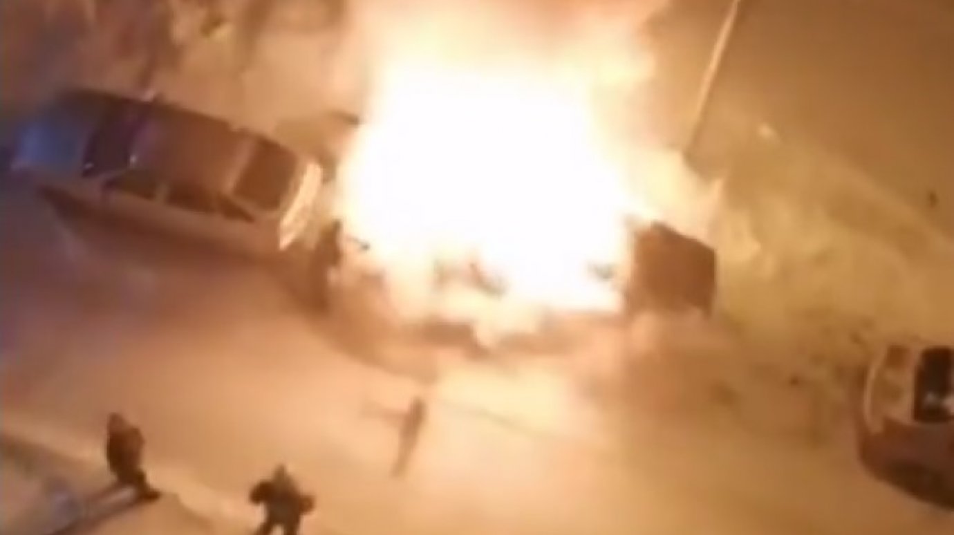 Охваченный огнем автомобиль такси в Пензе попал на видео