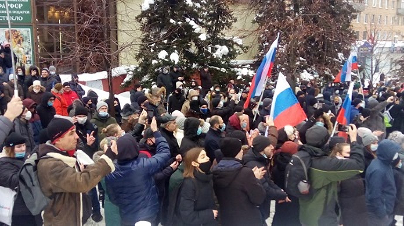 Участники несанкционированной акции прошли по улице Московской
