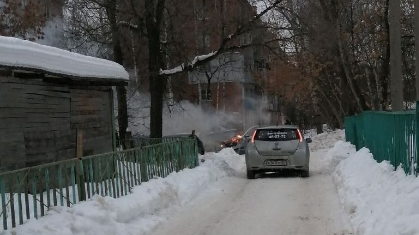 В Пензе 12 пожарных тушили автомобиль службы такси