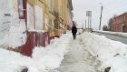 На улице Кураева на прохожих могут упасть ледяные глыбы