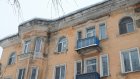 Лед и потоп: фасад дома на Саранской улице покрыли сосульки