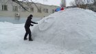 В Пензе активисты сооружают снежные горки с эмблемой города