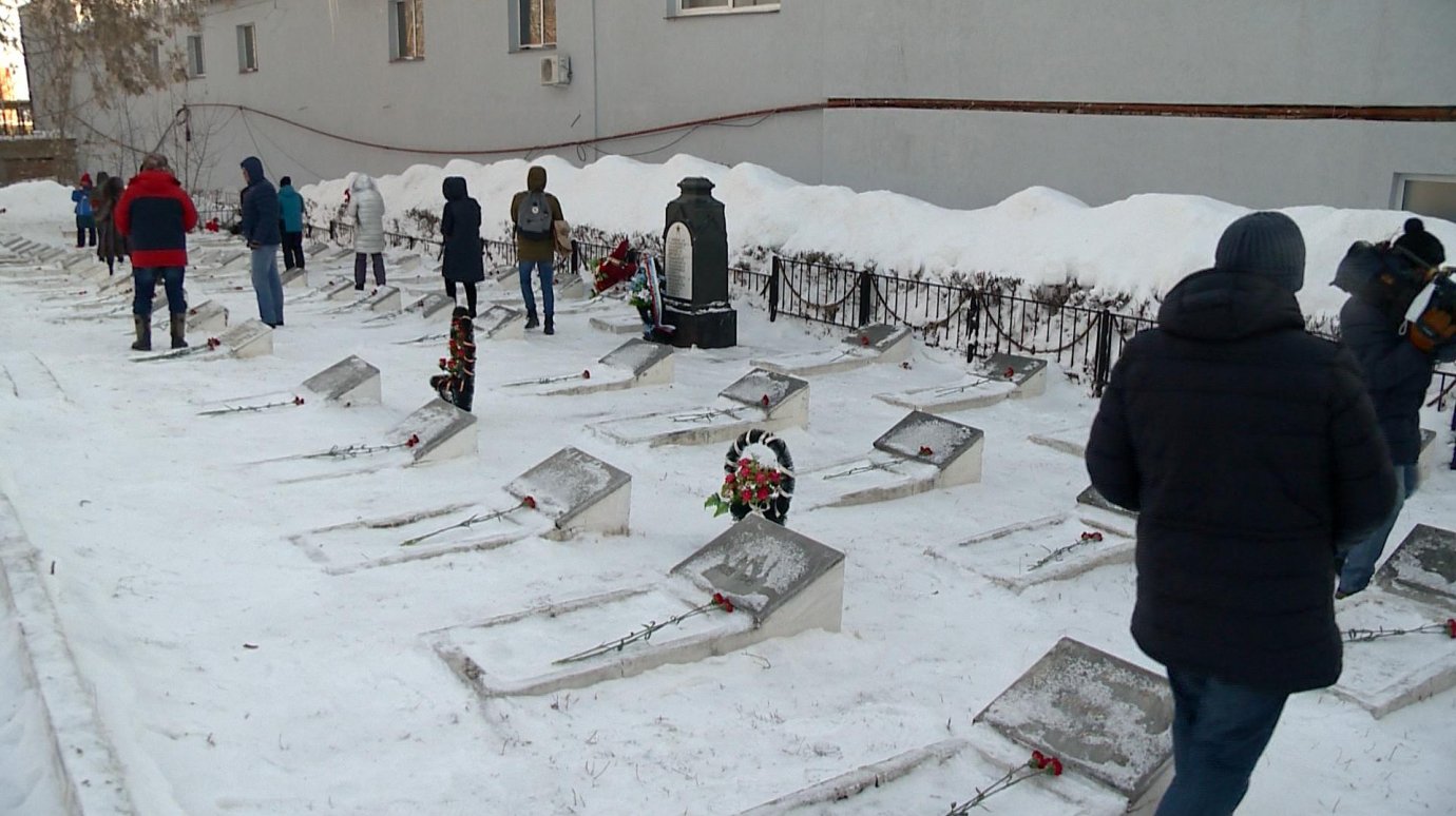 В Пензе возложили цветы к братским могилам на Мироносицком кладбище