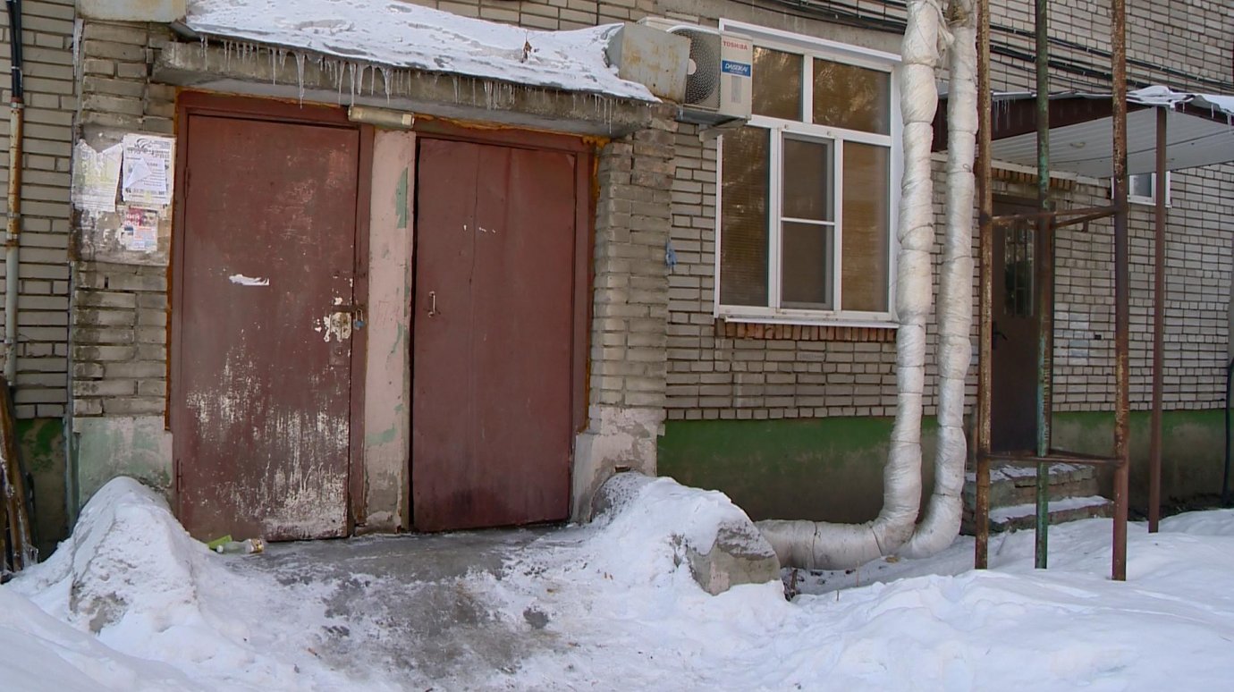 На Заводской, 13, двор тонет в снегу и комнаты заливает талой водой
