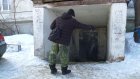 Житель дома № 9 на Свердлова взялся за борьбу с гололедом