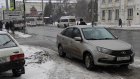 На улице Кирова водитель проигнорировал паркинг, выбрав тротуар