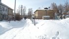 Снег у дома в 4-м проезде Пестеля мешает сложить стройматериалы