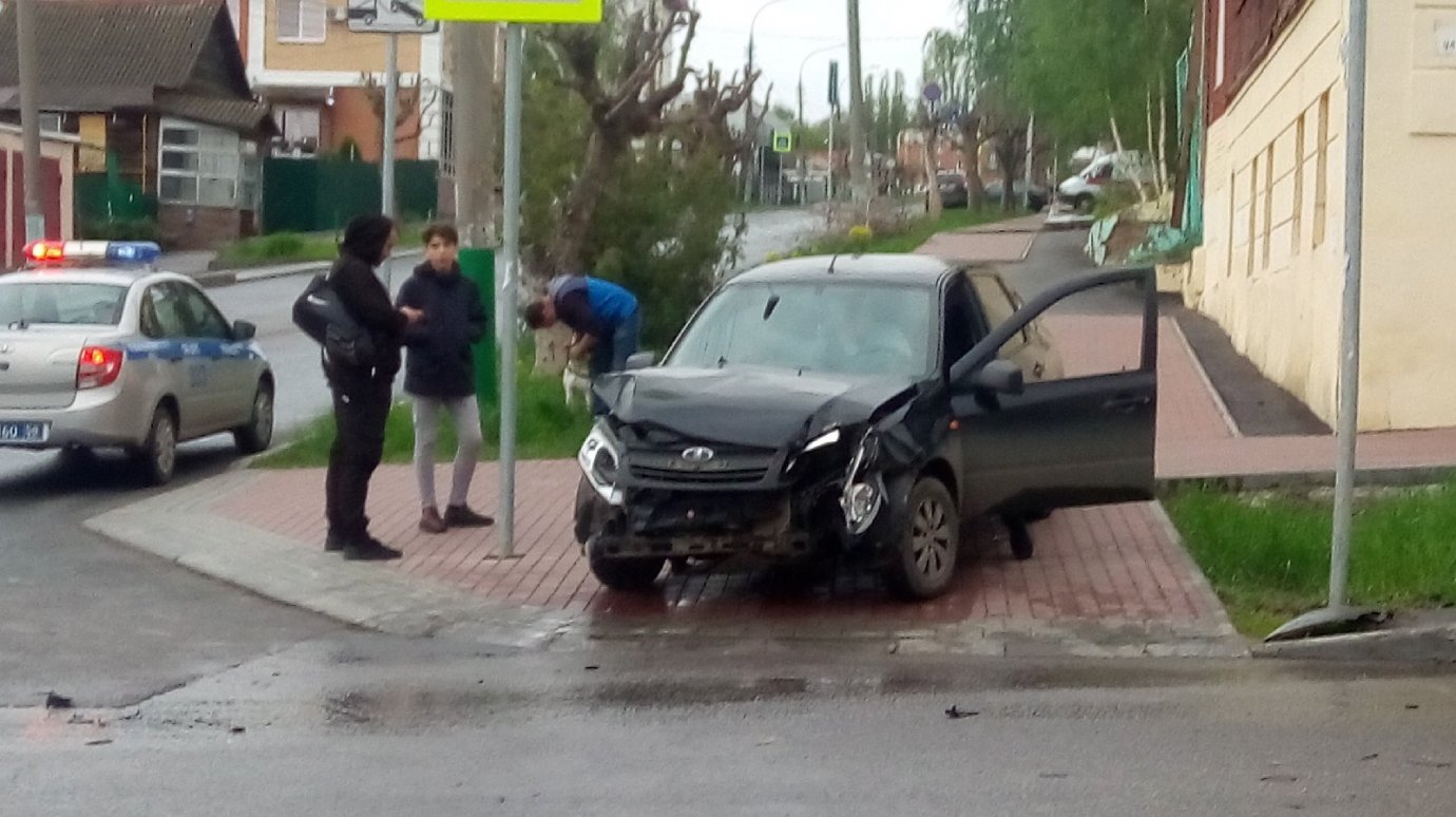 В аварии с участием такси в Пензе пострадала молодая девушка