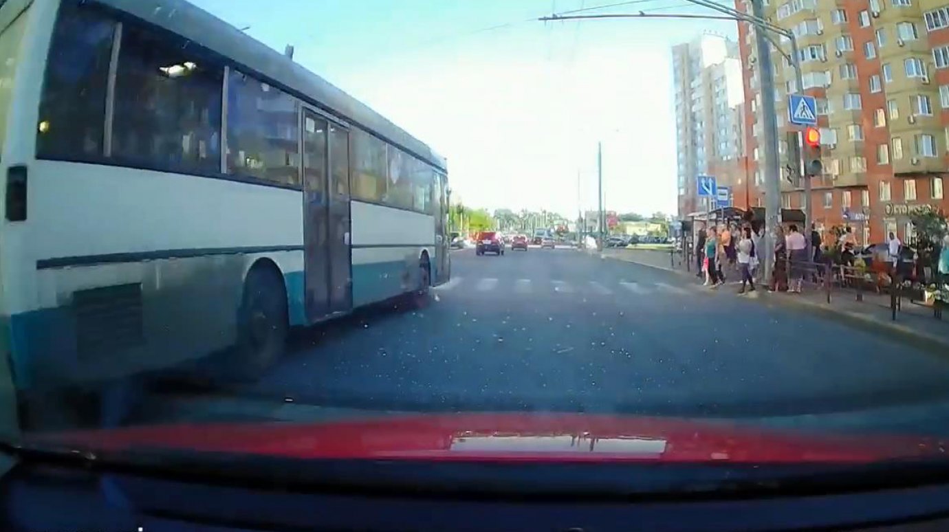 В Терновке водитель автобуса промчался к пассажирам на красный