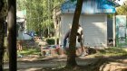 На ул. Рахманинова бездомные так и живут у ларька с мороженым