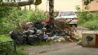 Под теплотрассой на Ульяновской улице появилась гора мусора
