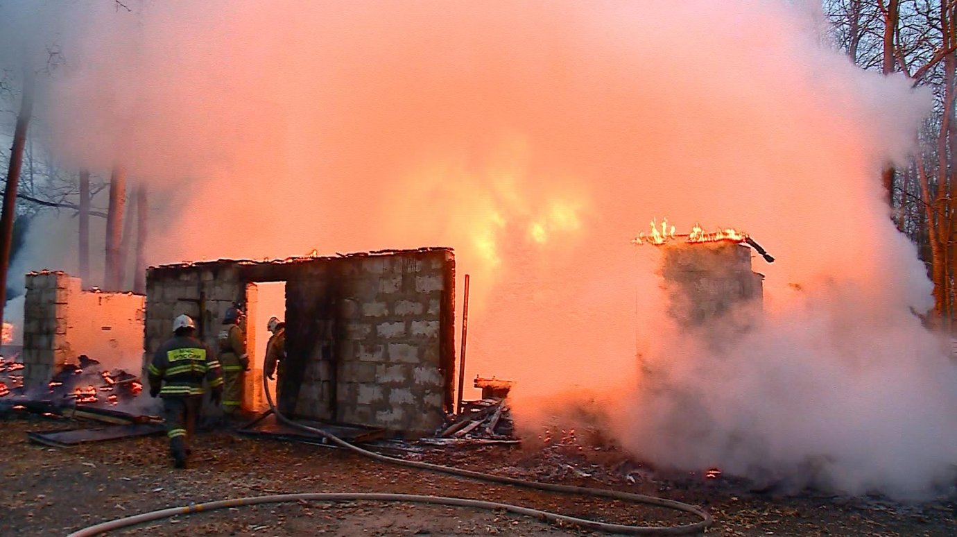 В СНТ в черте Пензы сгорело производственное помещение