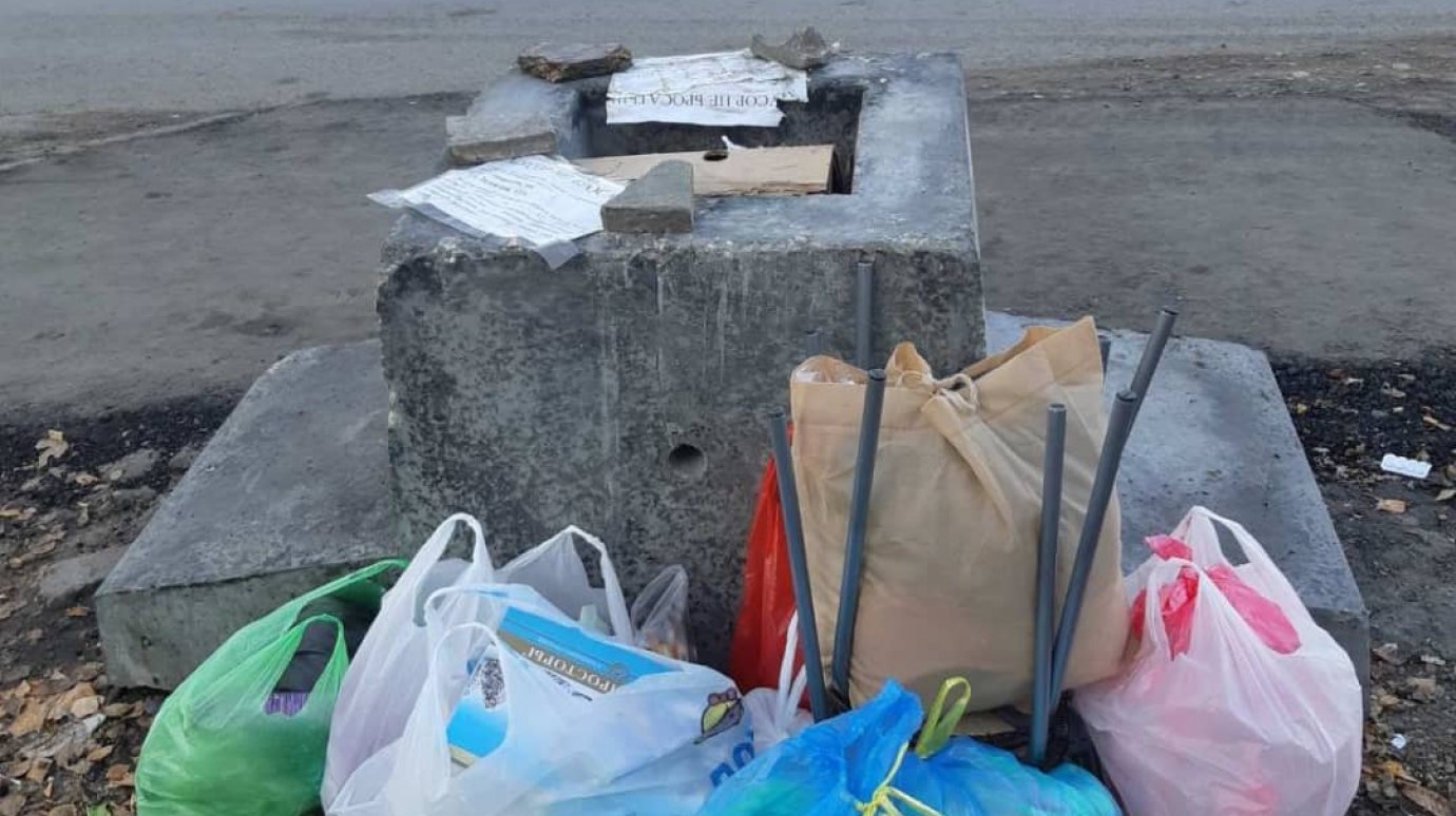 Жители Арбекова складывают мусорные пакеты рядом с урной