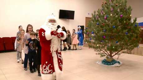 В Пензе полицейский Дед Мороз поздравил юных художников