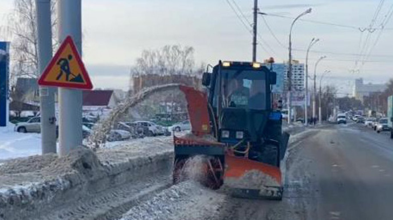 Улицы Пензы очищали от снега более 90 спецмашин