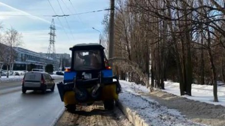 Улицы Пензы очищали от снега более 90 спецмашин