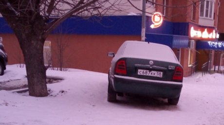 На улице Тернопольской машины паркуют там, где хотят