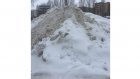 На проспекте Строителей горы снега скрывают пешеходов