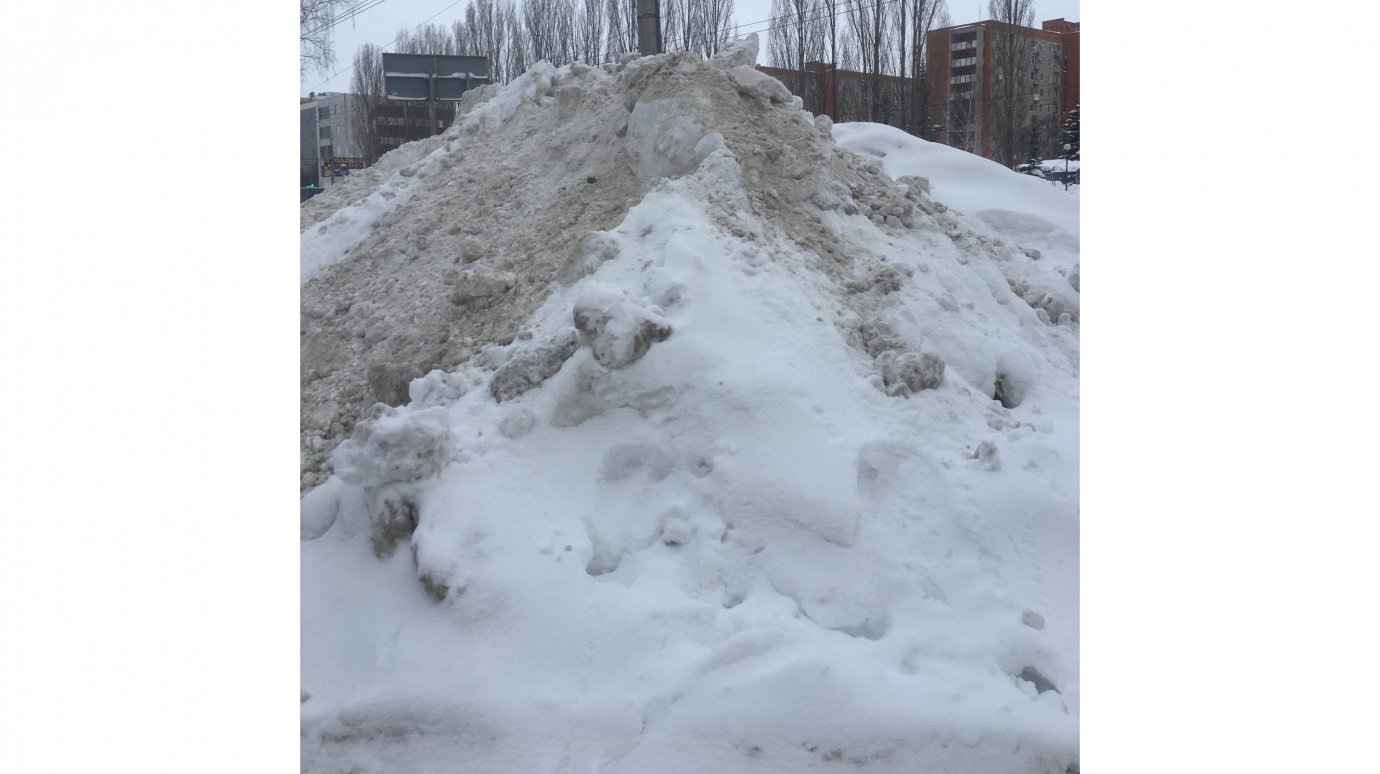 На проспекте Строителей горы снега скрывают пешеходов