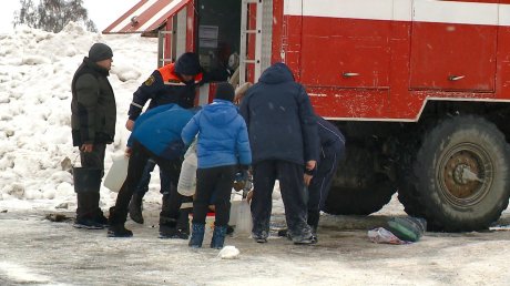«Уже снег топим»: в Богословке люди выстроились у пожарной машины