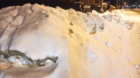 На ул. Карпинского тротуар завалили снегом с проезжей части