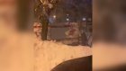 Жителям Пензы пришлось выталкивать увязшую в снегу скорую