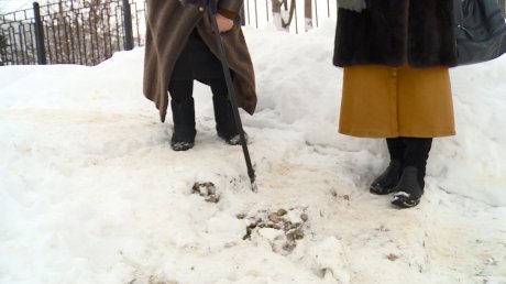 На Тепличной пенсионерка разбивает лед на лестнице клюшкой