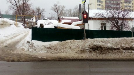 Светофор на улице Стрельбищенской освободят от сугроба