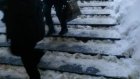 Коммунальщики забыли про лестницу в переходе на пр-те Победы