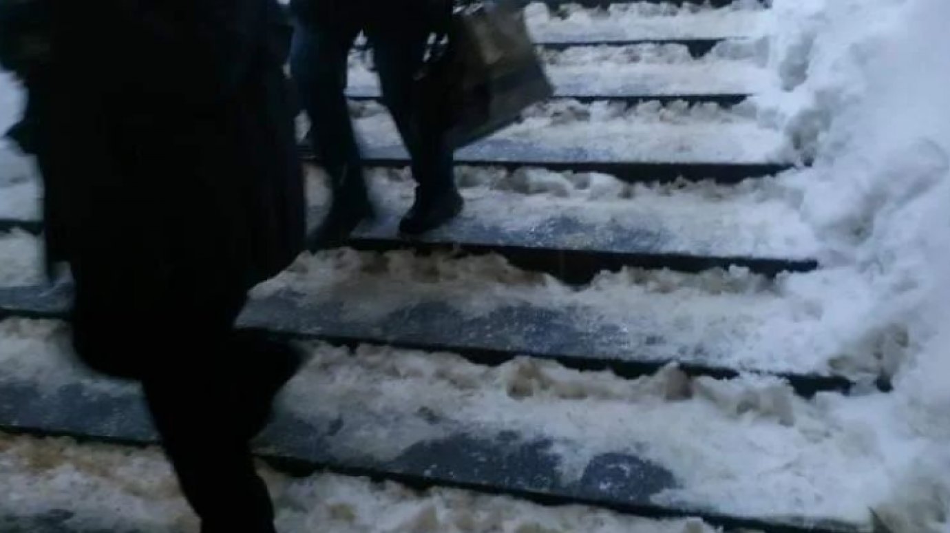 Коммунальщики забыли про лестницу в переходе на пр-те Победы