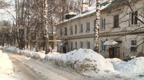 Вход в подъезд дома на ул. Воровского превратился в ледяную горку