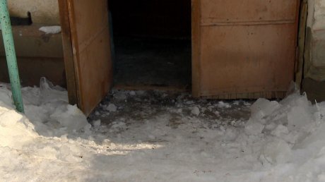 Вход в подъезд дома на ул. Воровского превратился в ледяную горку