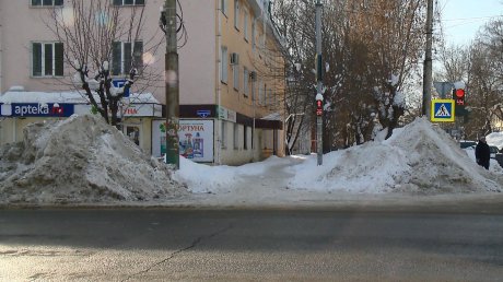 На ул. Циолковского водители не видят пешеходов из-за сугробов