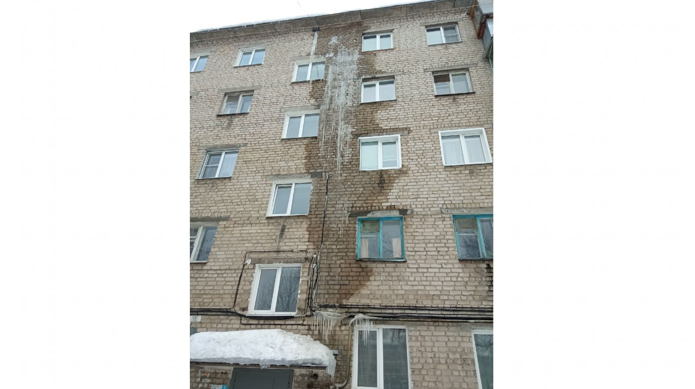 Пробили крышу при очистке: на Каракозова, 67, боятся обрушения