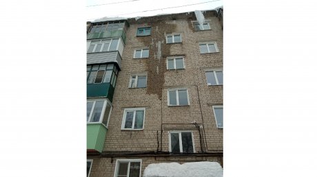 Пробили крышу при очистке: на Каракозова, 67, боятся обрушения